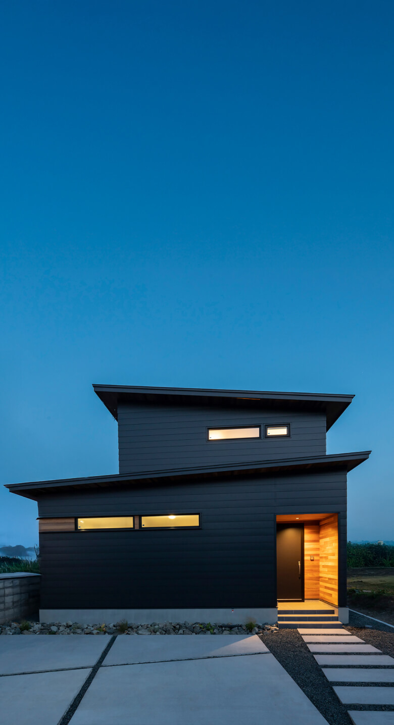 灯りのぬくもりに包まれるモデルハウス