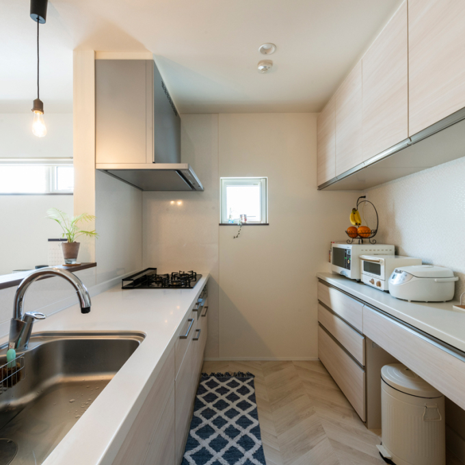 キッチンは収納もしっかり確保、掃除もしやすい素材を選択