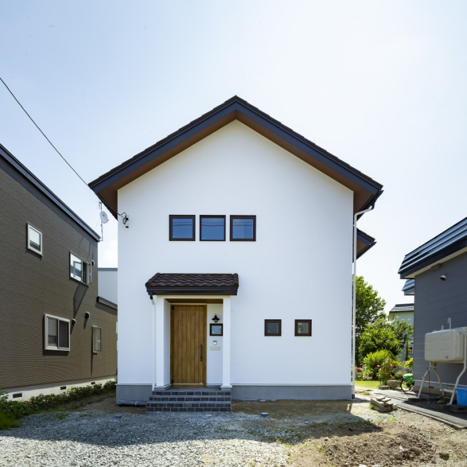 塗り壁で三角屋根のかわいらしい外観