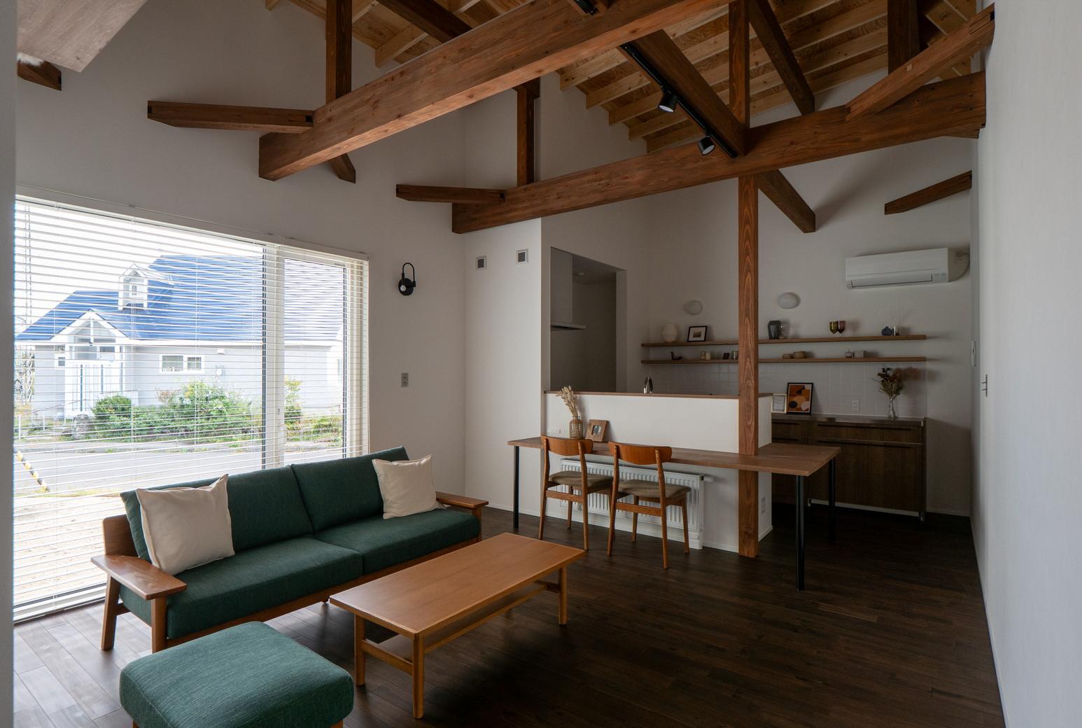 写真：112坪の敷地で愛猫と暮らす、L字型の平屋