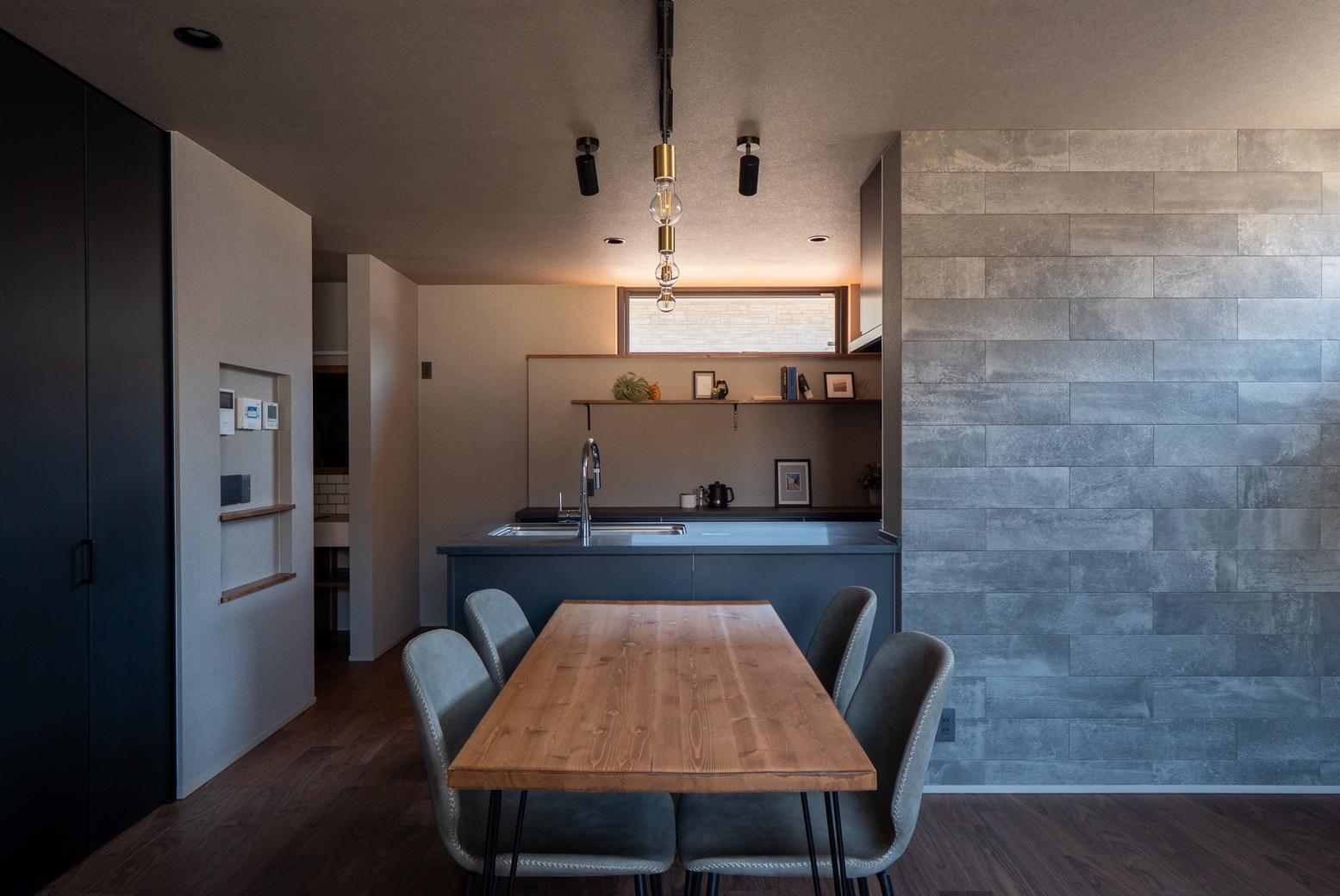 写真：洗練されたモノトーンインテリアの家