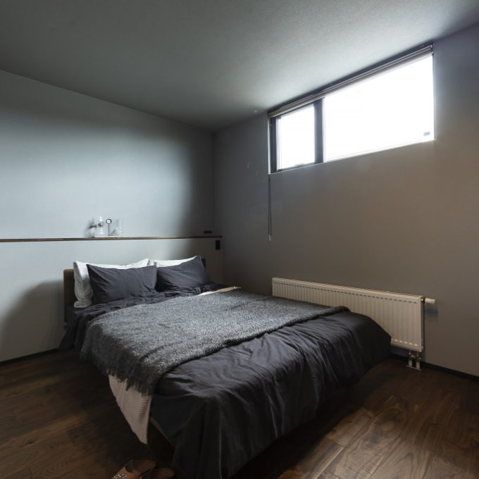 主寝室は窓位置を高く、明るさも確保しながら落ち着いた空間に