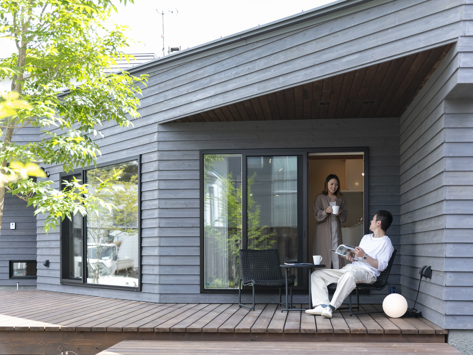 道南杉のハル壁を使ったシックなグレーの外壁。