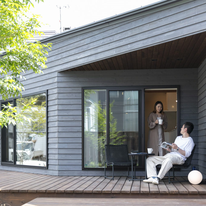 道南杉のハル壁を使ったシックなグレーの外壁。