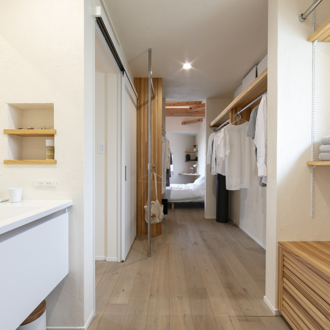 白を基調とした内装。木目の美しさが映える。