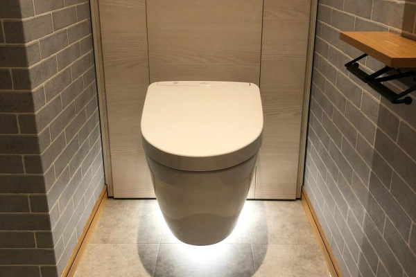 竹内建設のコラム 宙に浮ている！？WC　と　お子様〇〇〇が100円の日
