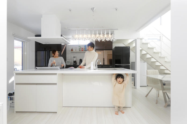 竹内建設のコラム 高級感ただよう白いアイランドキッチンのあるお家