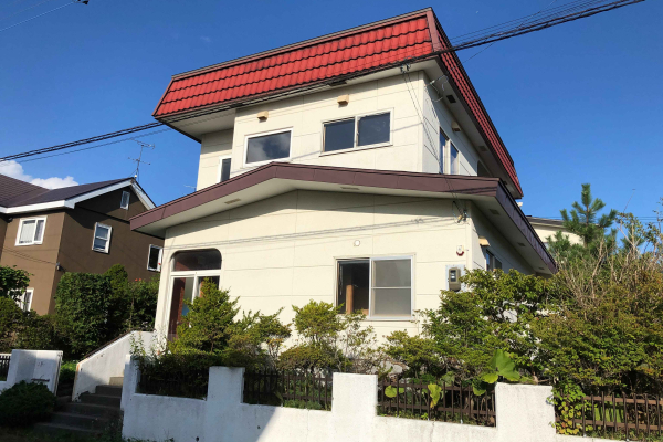 竹内建設のコラム リノベーションで玄関位置を変更し平屋に。北広島「Nest」5月29日より公開！