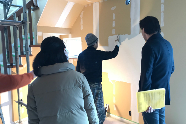 竹内建設のコラム 塗り壁立会い