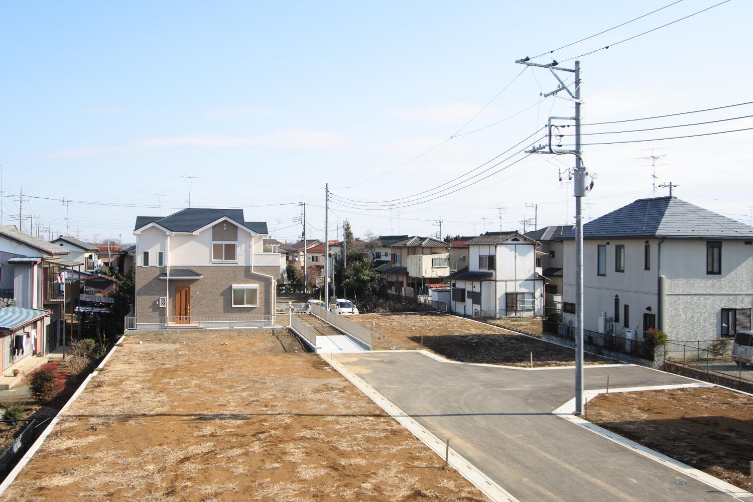 住宅街にある分譲地と周辺環境の様子