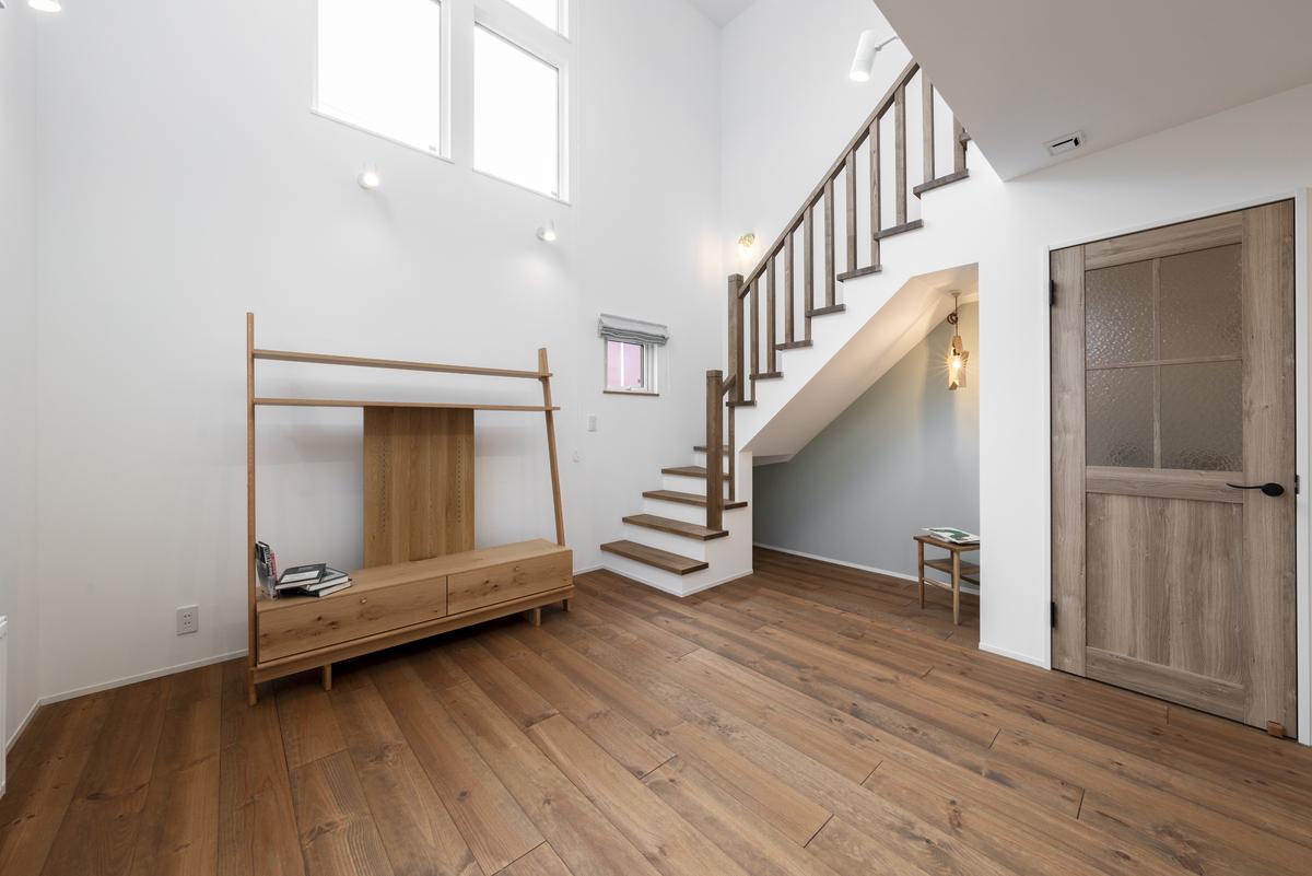 吹き抜けと階段を組み合わせた開放的な間取りのリビング