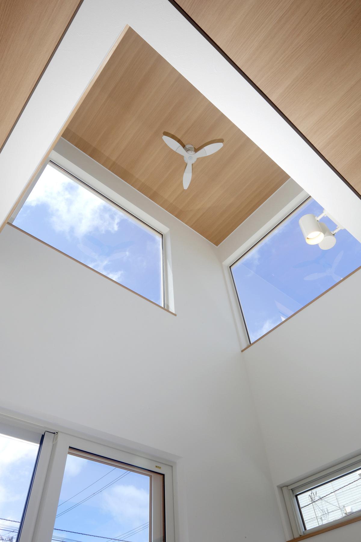 吹き抜けのあるリビングの天井を見上げた空間