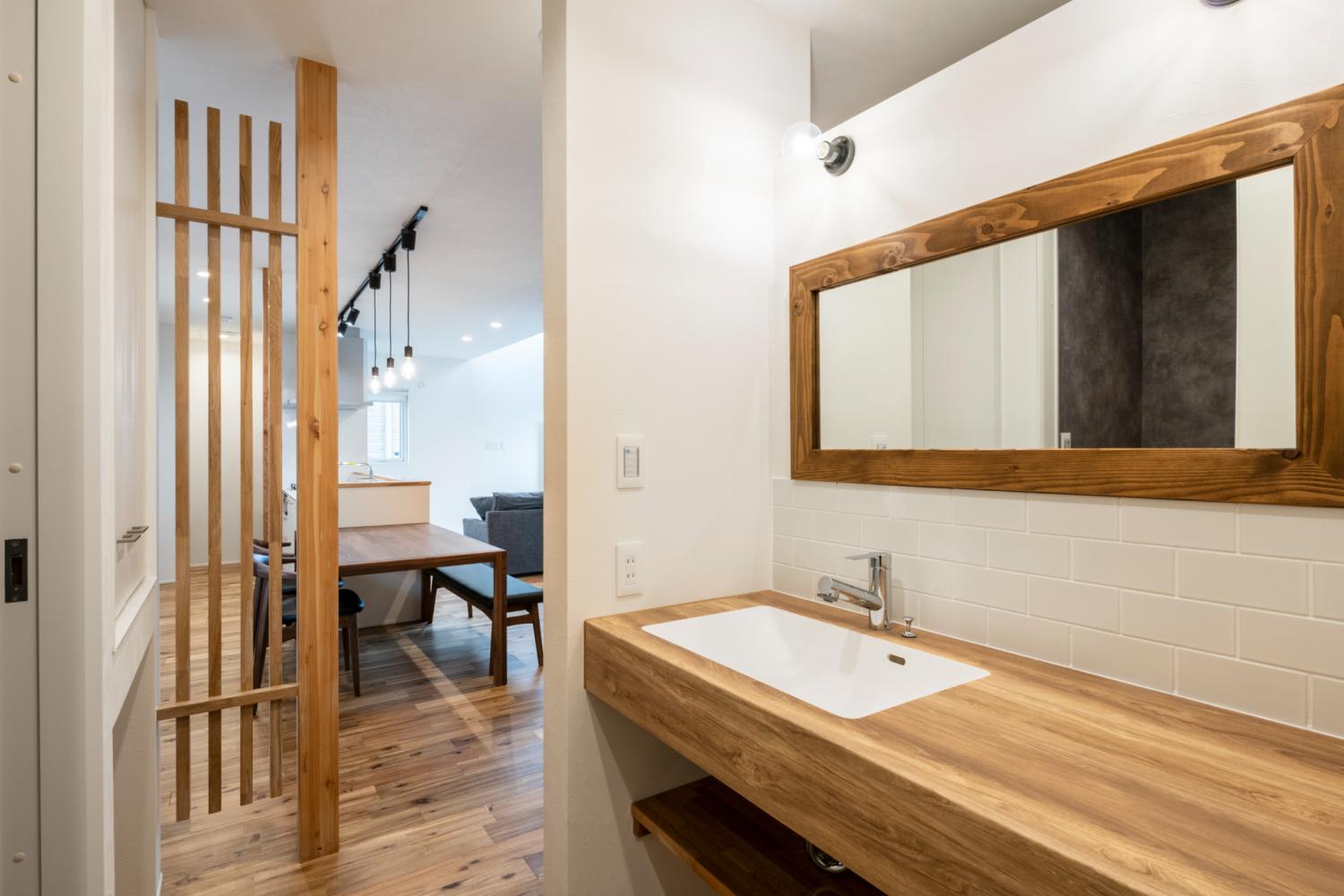 無垢の床を張ったナチュラル素材が優しい洗面化粧台