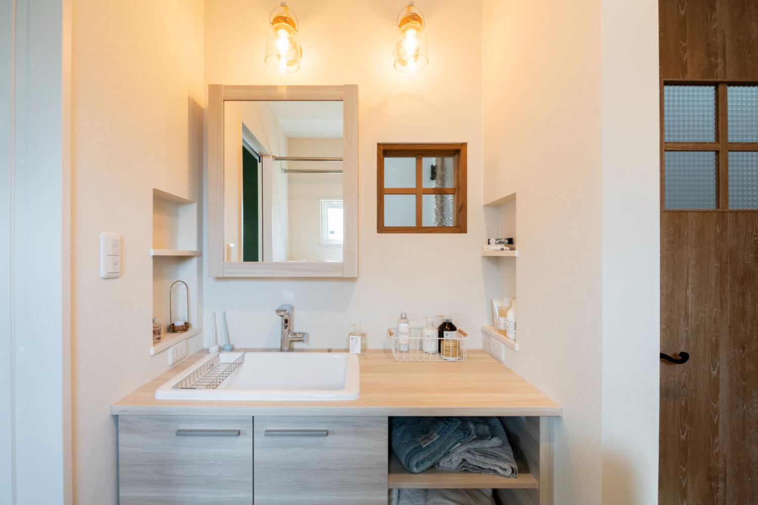 カフェ風インテリアに囲まれる洗面化粧台