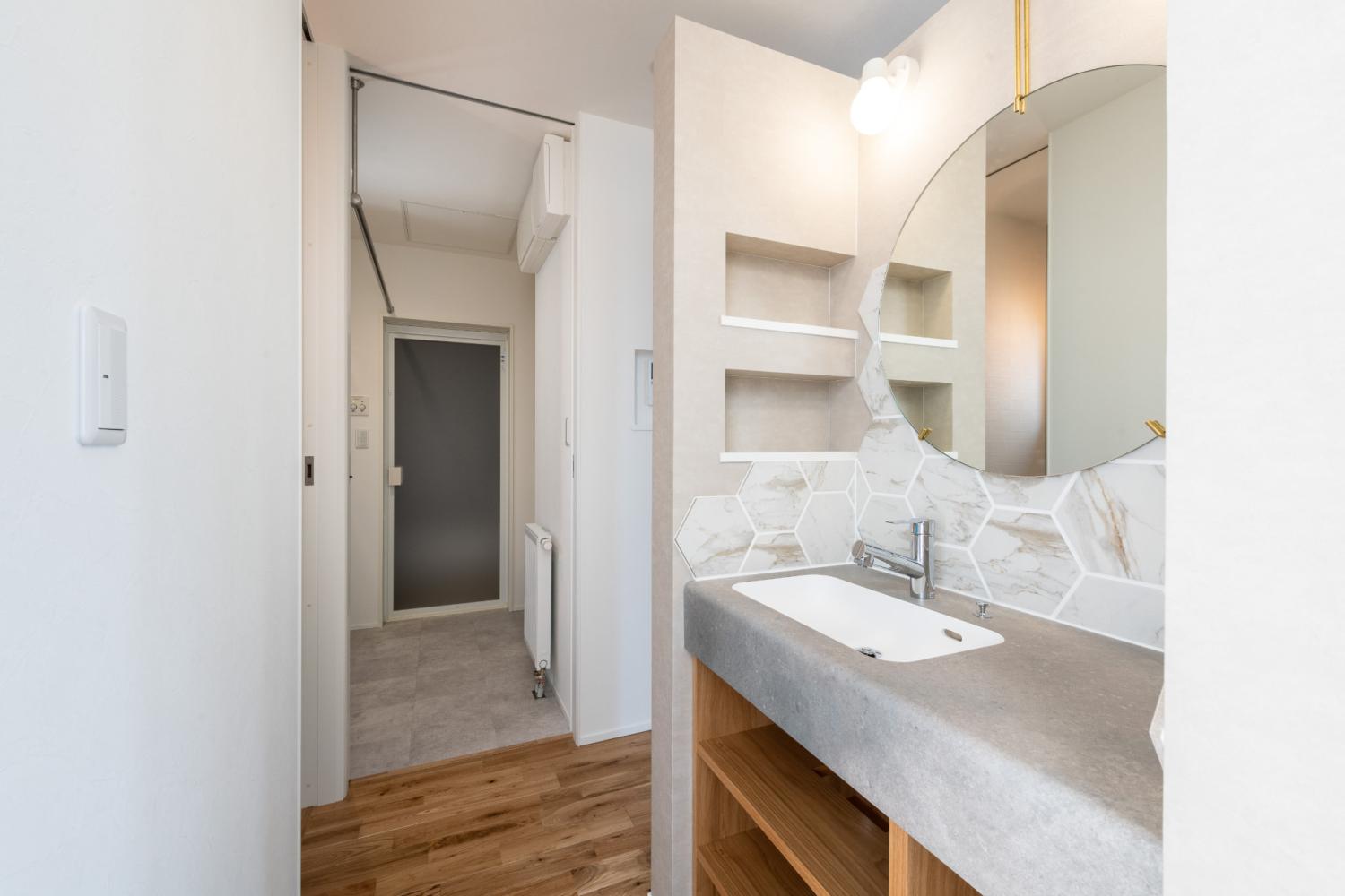 大理石調のタイルで品格ただようシンプルホワイトの洗面化粧台