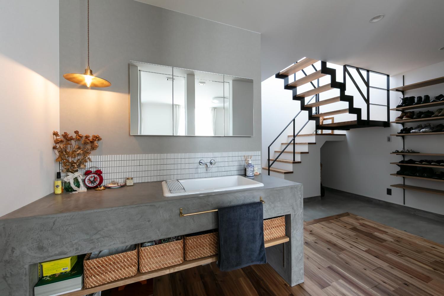 大人シックなグレーの洗面化粧台