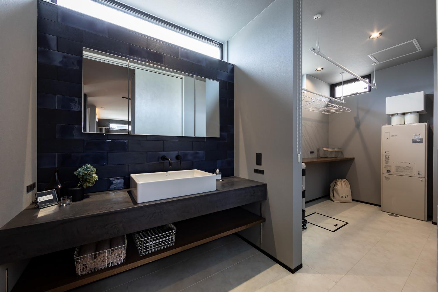 藍色タイルとダークトーンの木製カウンターの個性派洗面化粧台