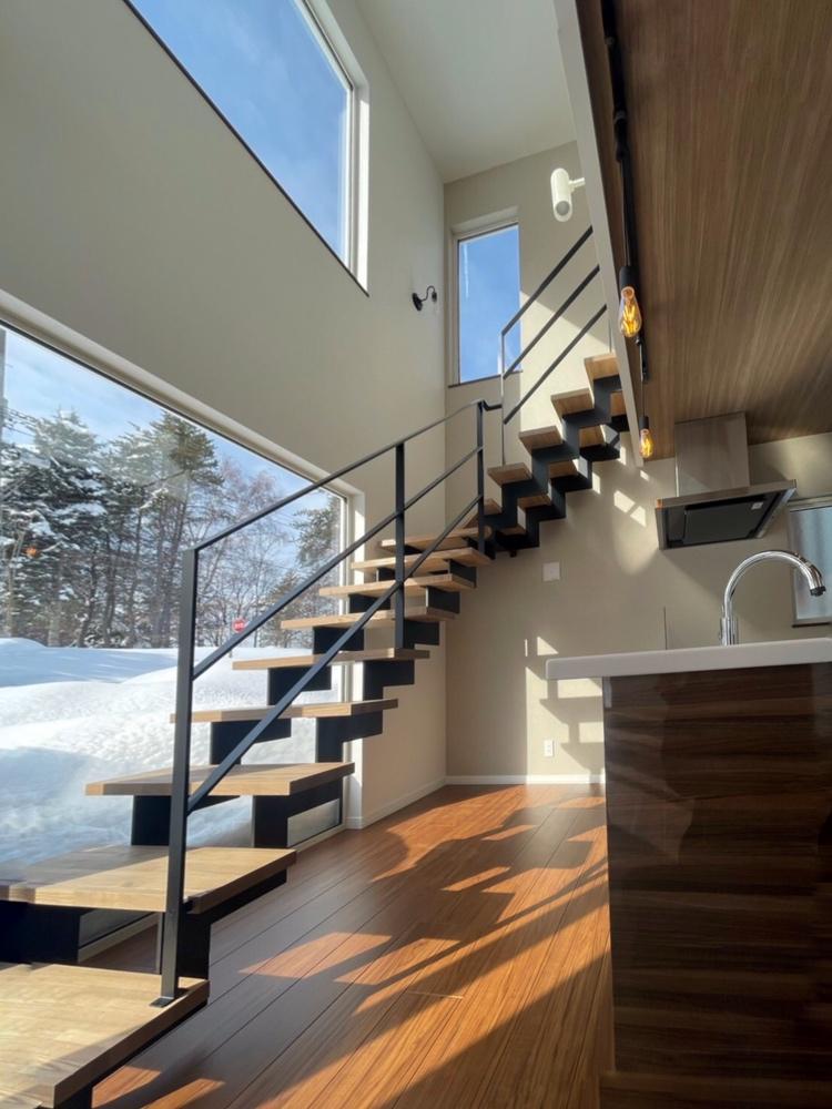 吹き抜け階段と大開口窓で明るさを確保した間取り設計