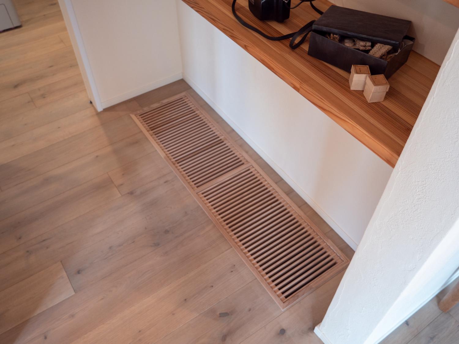 床下で温めた新鮮な空気を送りこむための床下ガラリ