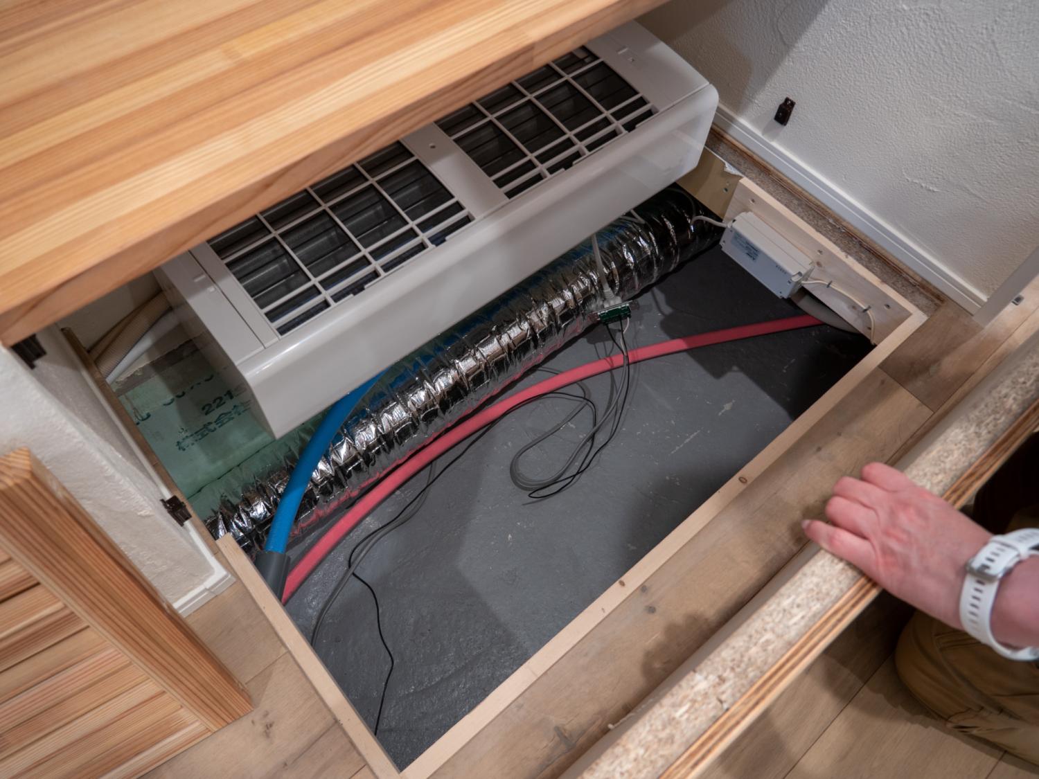 空気を温めるパッシブ換気の床下空間と暖房機器