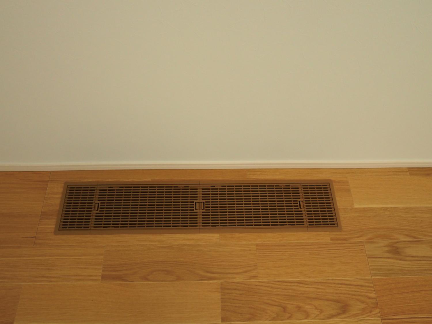 空気を上昇・下降させるための床ガラリ