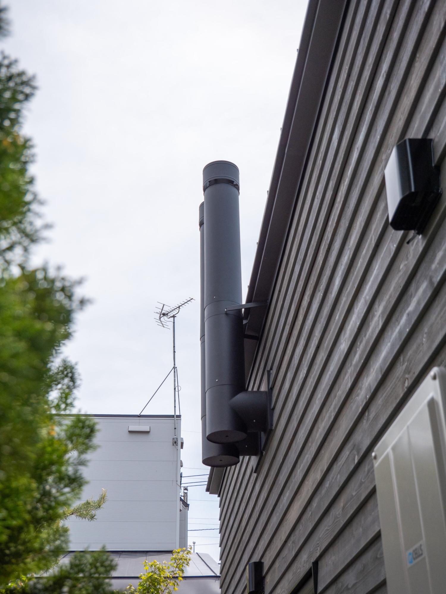 ハウスダストなどで汚れた空気を排出する屋外の煙突（排気筒）