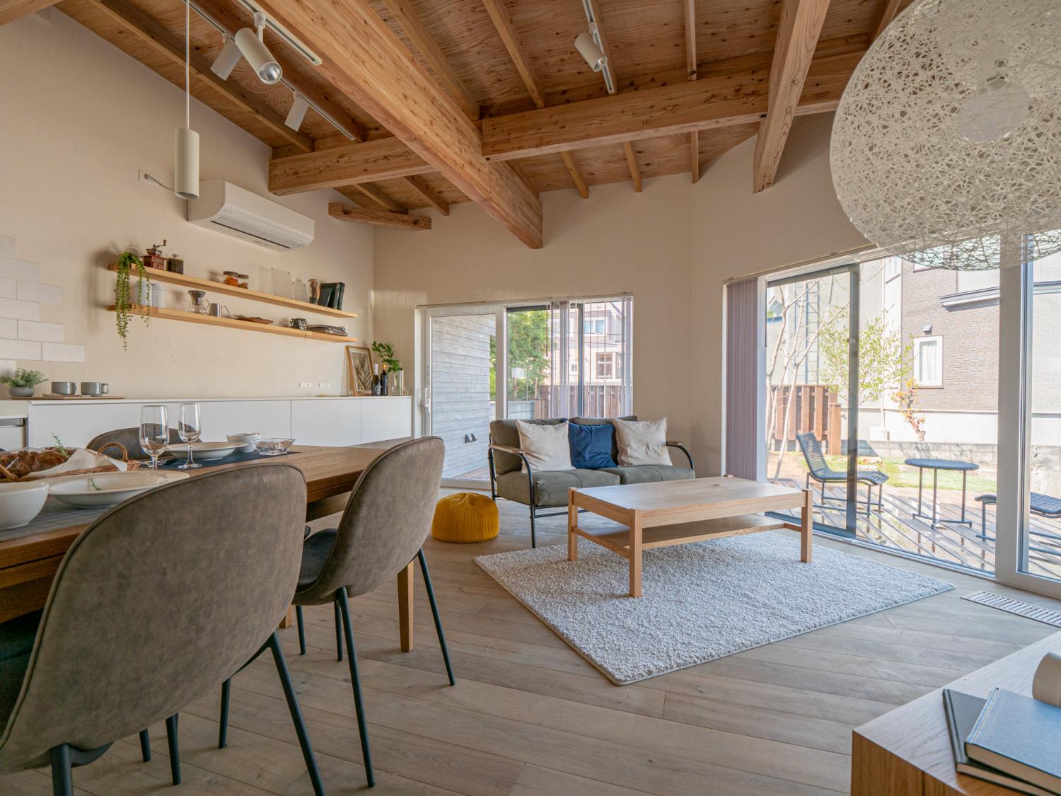 パッシブ換気を導入した高性能住宅のリビングダイニング