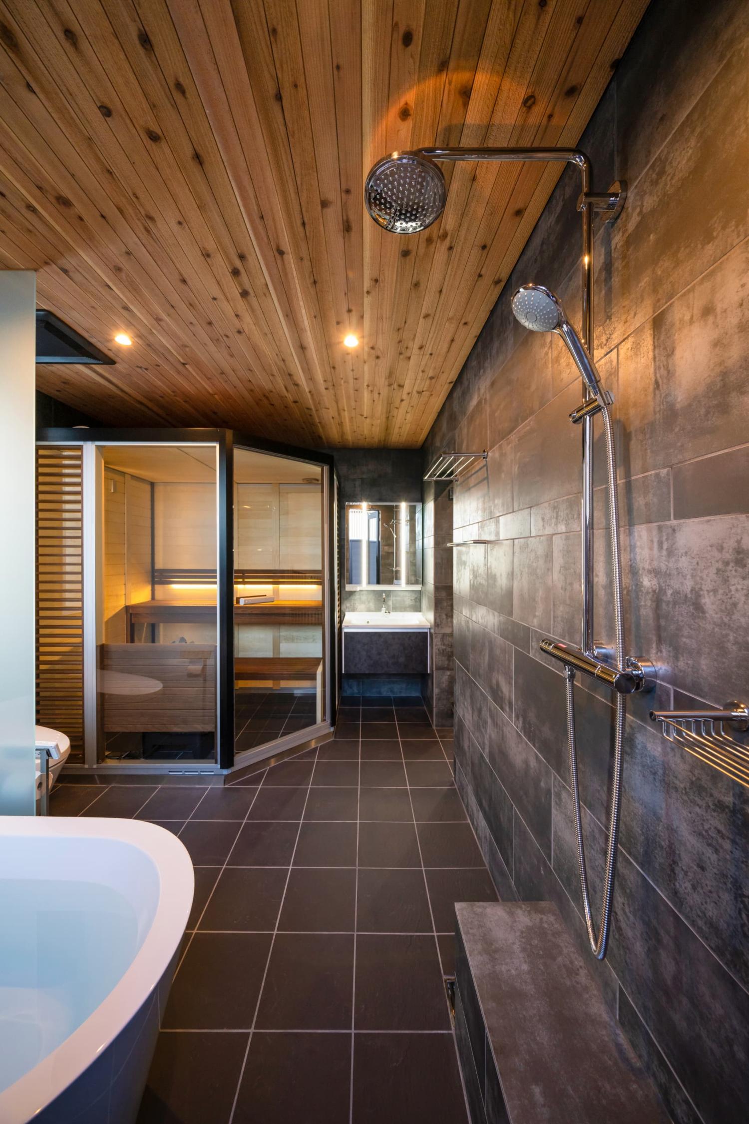 道南杉で空間が引き締まるようにデザインされたサウナルーム