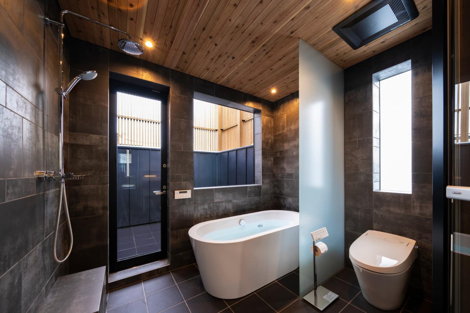 外のテラスで外気浴ができる、ととのい動線完璧のサウナルーム