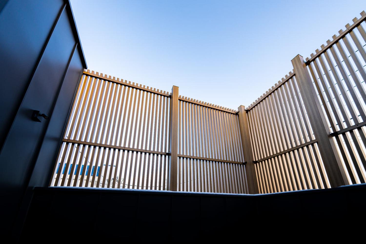 サウナ後に外気浴ができるテラス