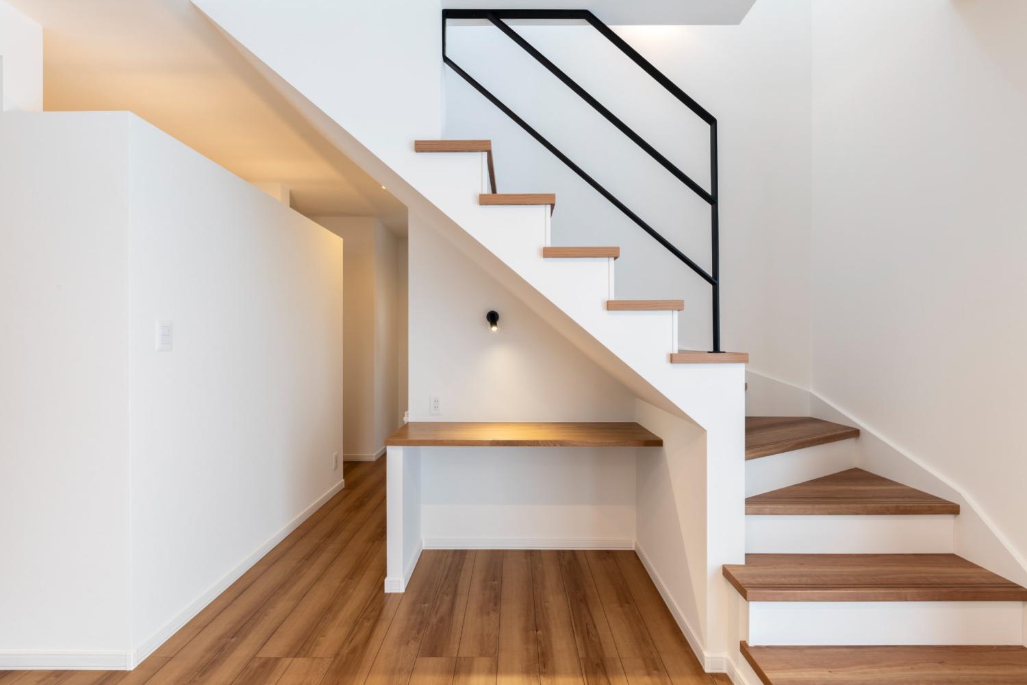 階段下の造作収納とカウンター