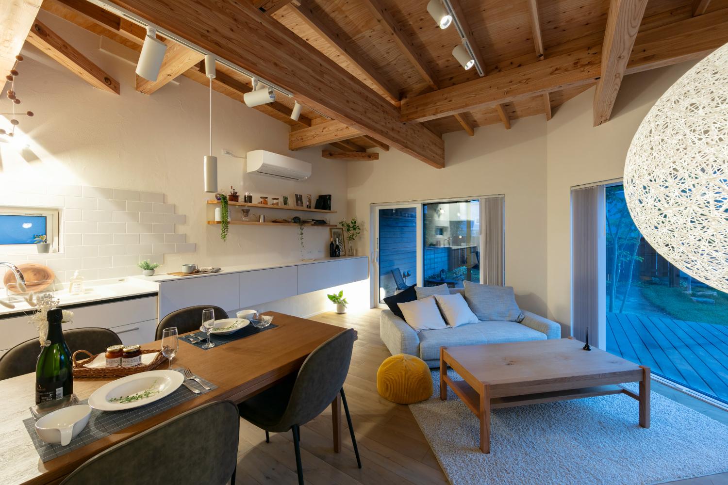 壁の幅に合わせて設置された造作カウンター