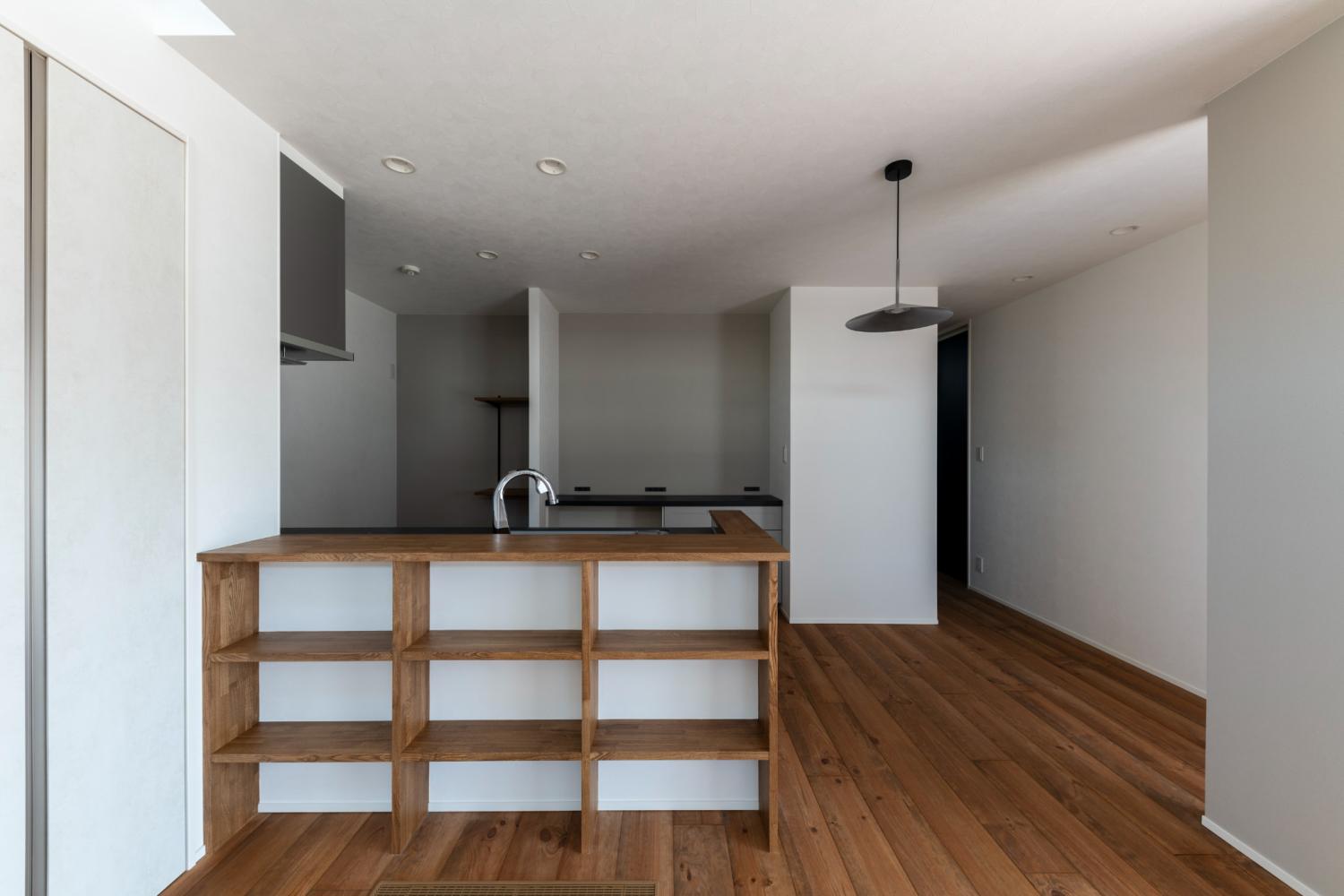 キッチン横に設置された造作リビング収納