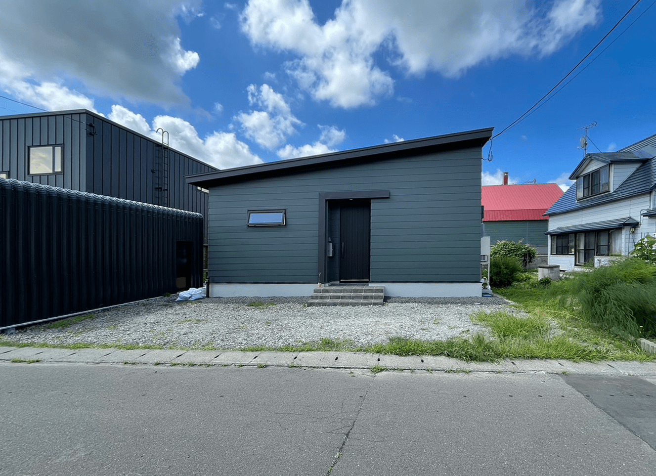 片流れ屋根とホタテ漆喰の塗り壁が特徴のおしゃれな平屋