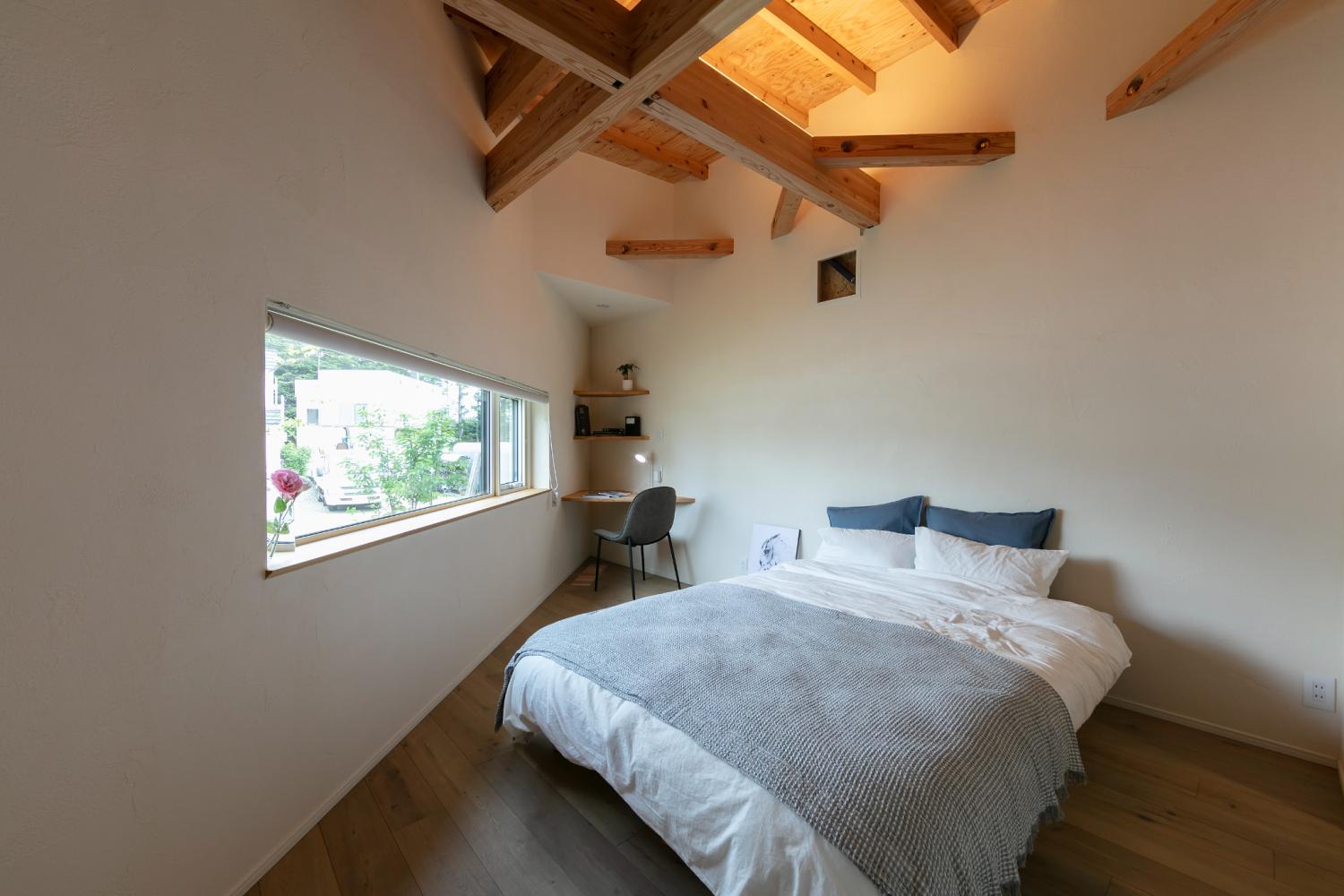 梁と照明が設置され、まるで秘密基地のような平屋の寝室