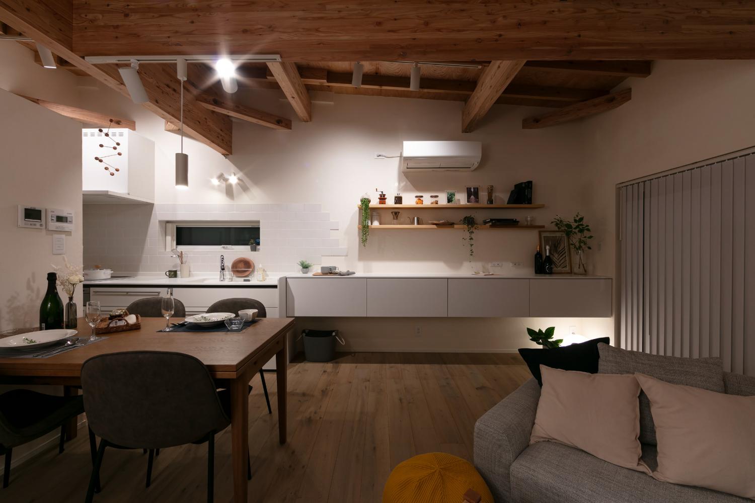 梁に取り付けられた照明でリラックスできる平屋のリビングダイニング