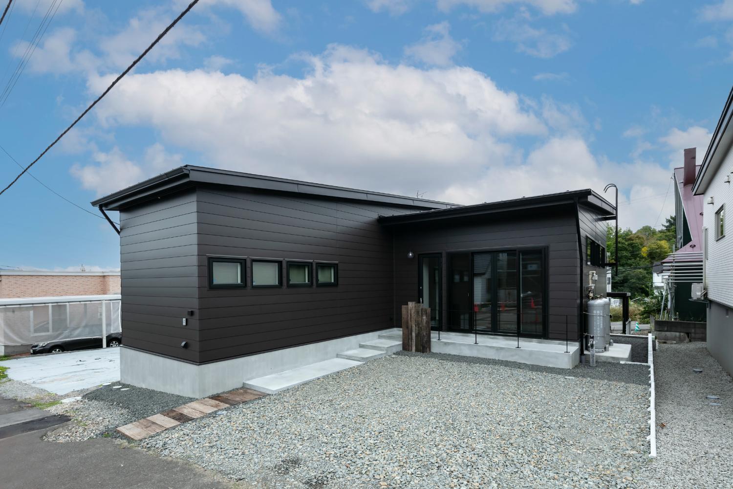 ブラウンの外観でシンプルにまとめたおしゃれな平屋