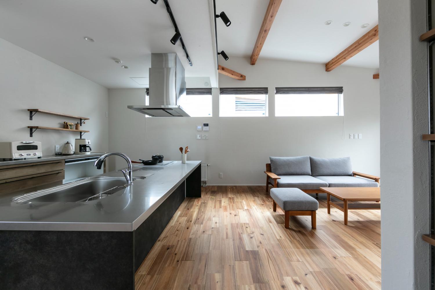 白で統一した内装と、梁が美しい勾配天井のおしゃれな平屋