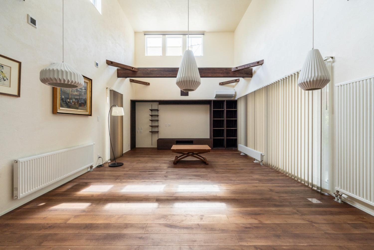 高い天井と個性的な照明で、美術館のような空間を実現したおしゃれな平屋