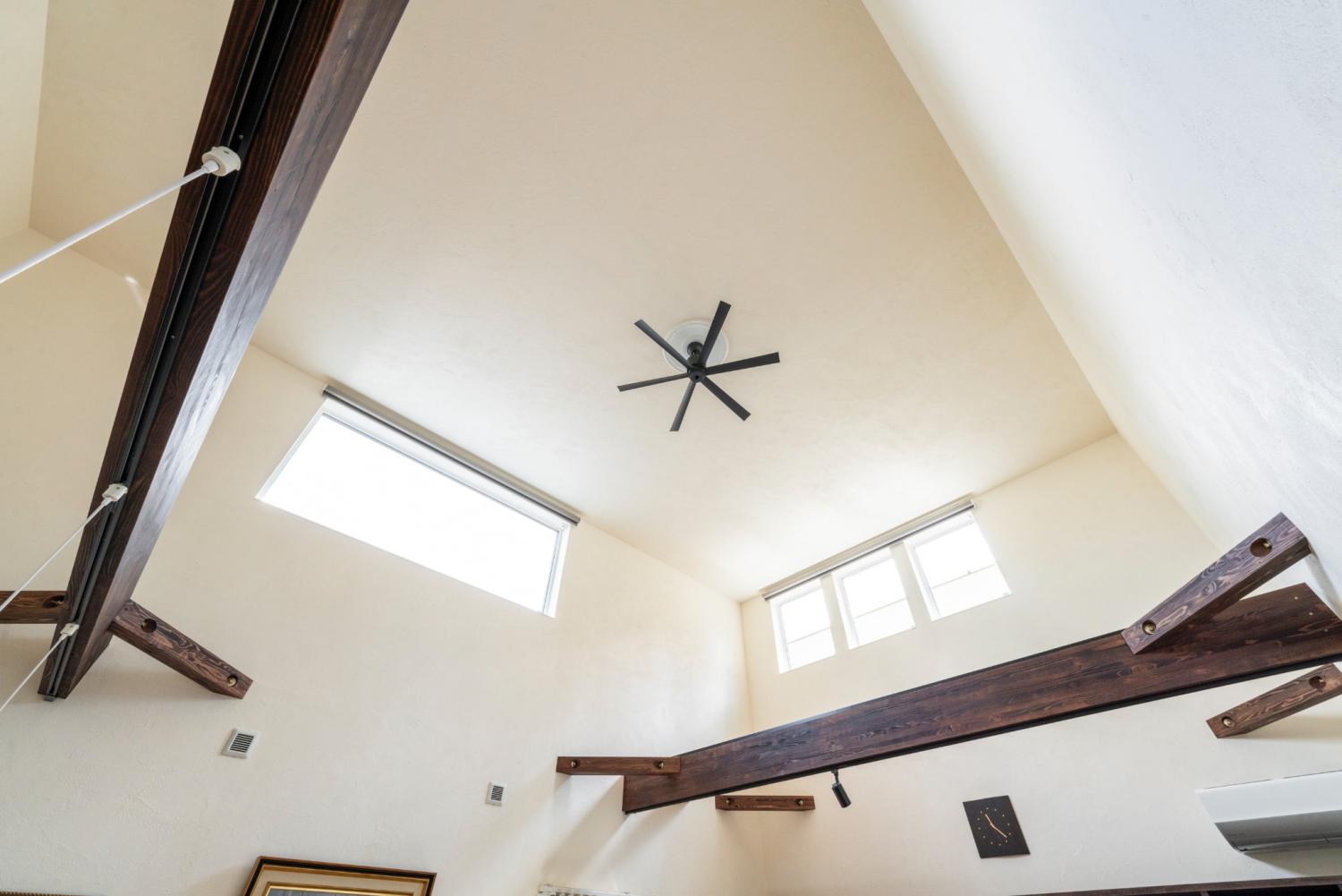 二階建てと同じくらいの高さのハイ天井がある平屋