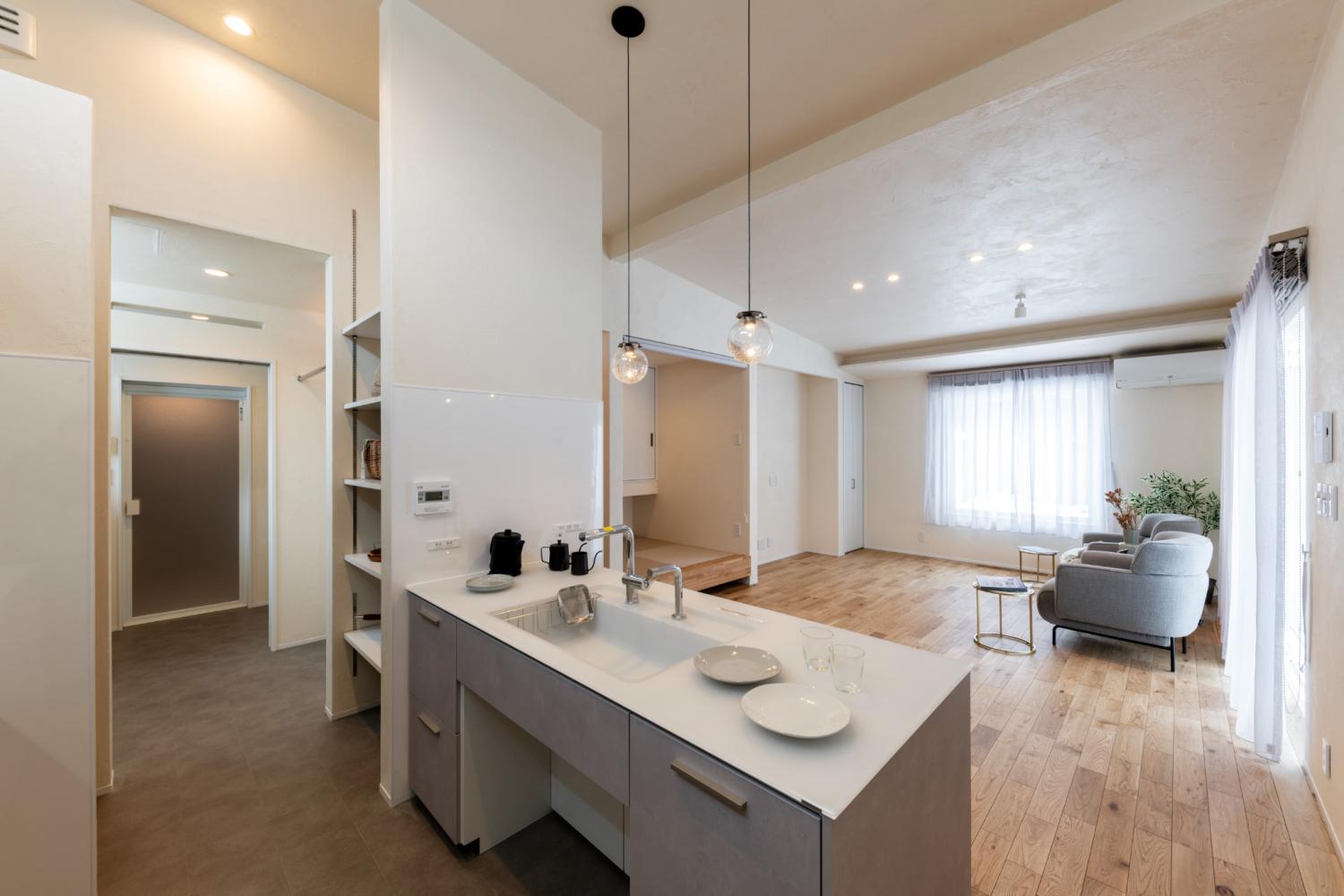 キッチンからリビングまで、扉や仕切り、段差がなく開放的な平屋