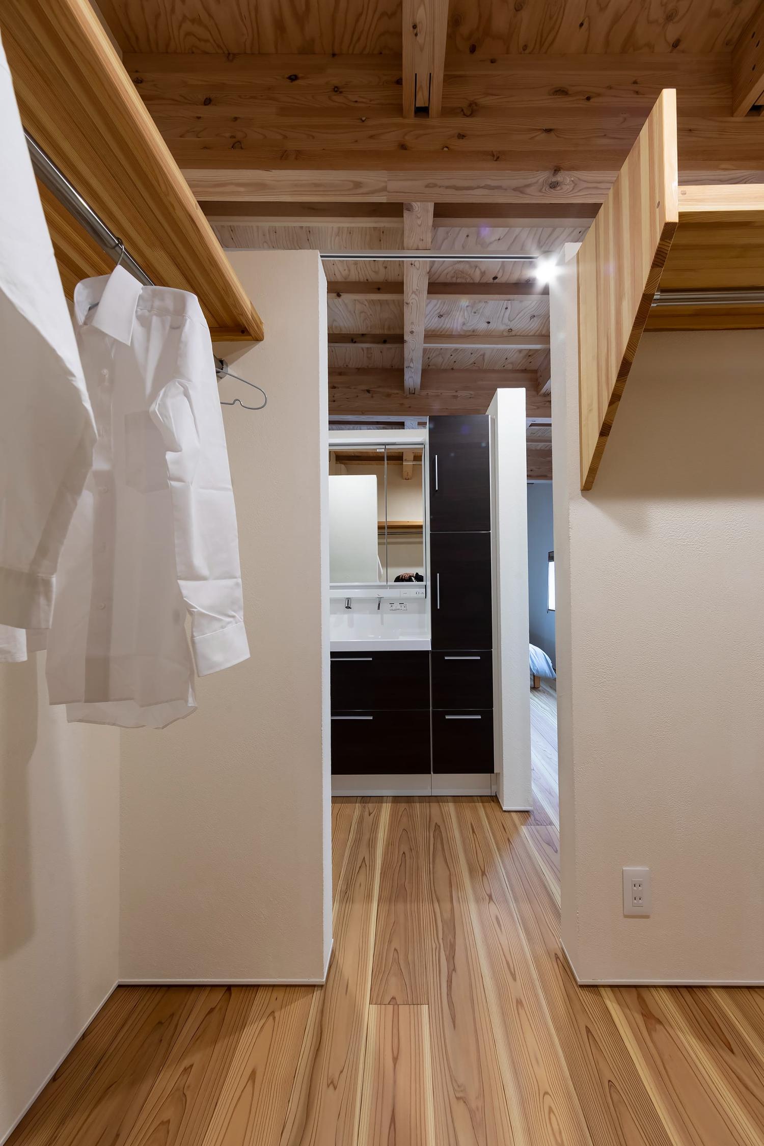 洗面室にも無垢フローリングを採用したお家