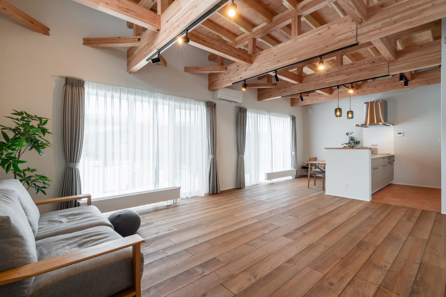 パイン材の無垢フローリングと水に強い合板フローリングを使い分けた平屋