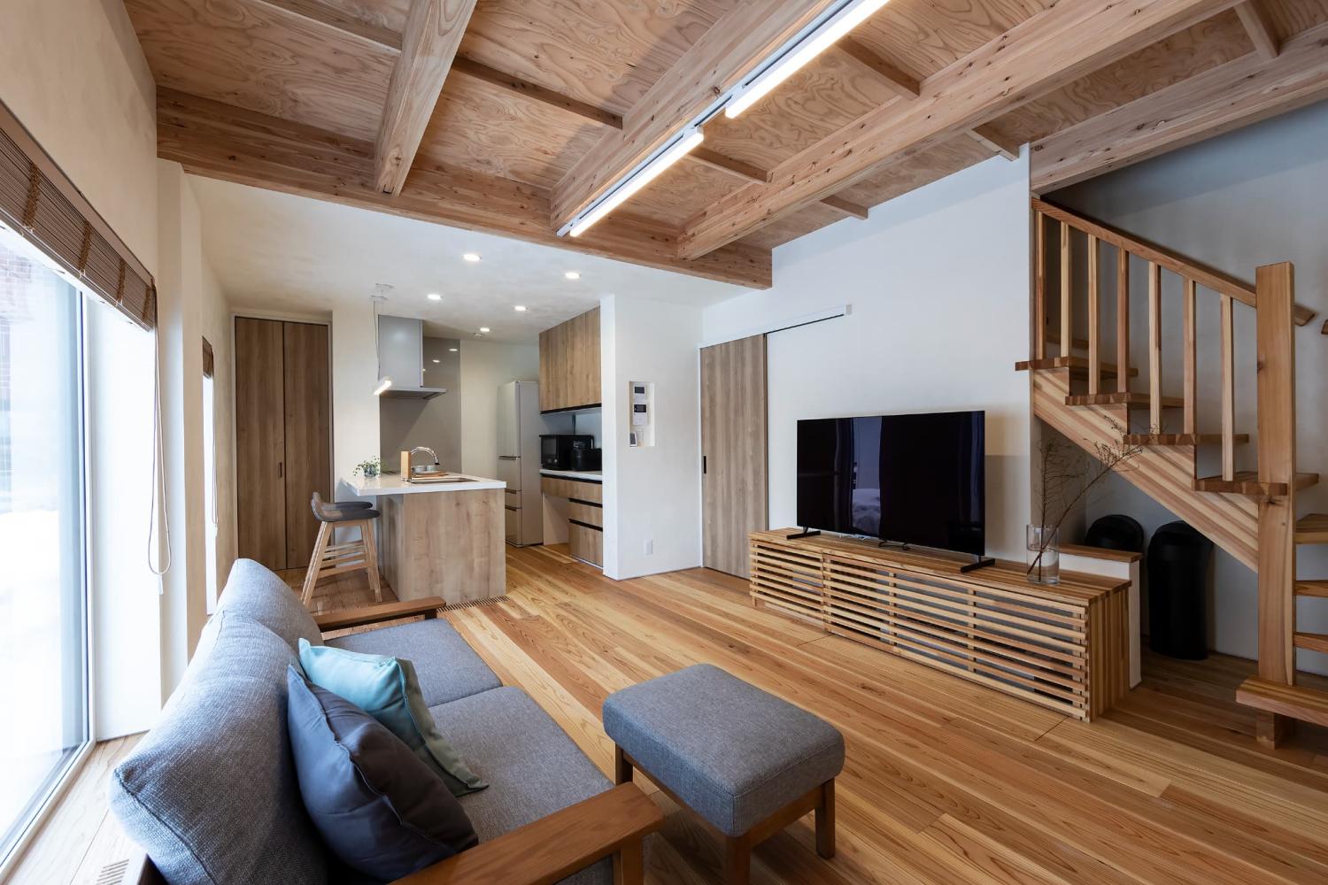 木目の美しい無垢材で統一した、こだわりの2階建て