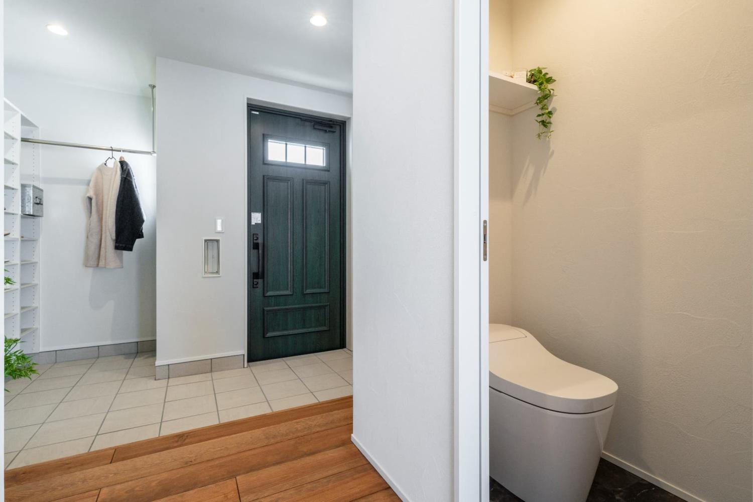 合板フローリングを採用したトイレ