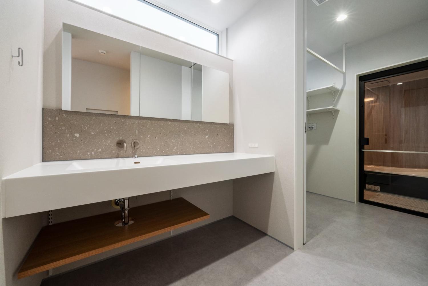 合板フローリングを採用した洗面・脱衣室