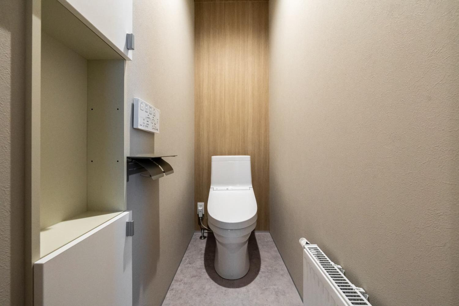 合板フローリングを採用したトイレ