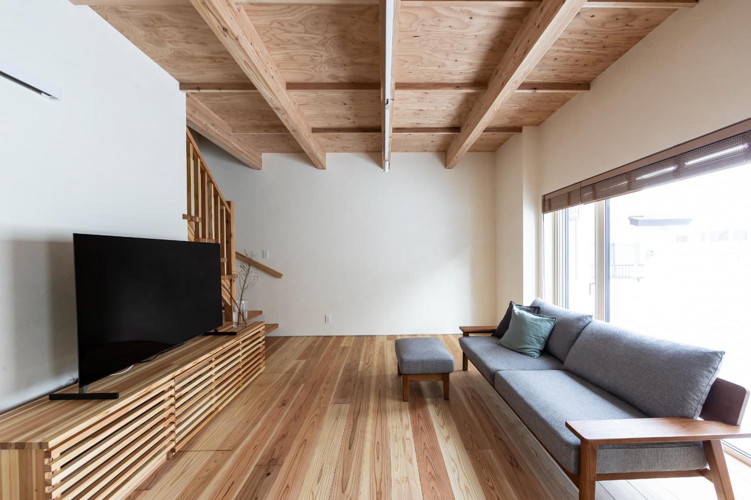 1階と2階のフローリング全体、階段にも無垢材のナラを採用したお家