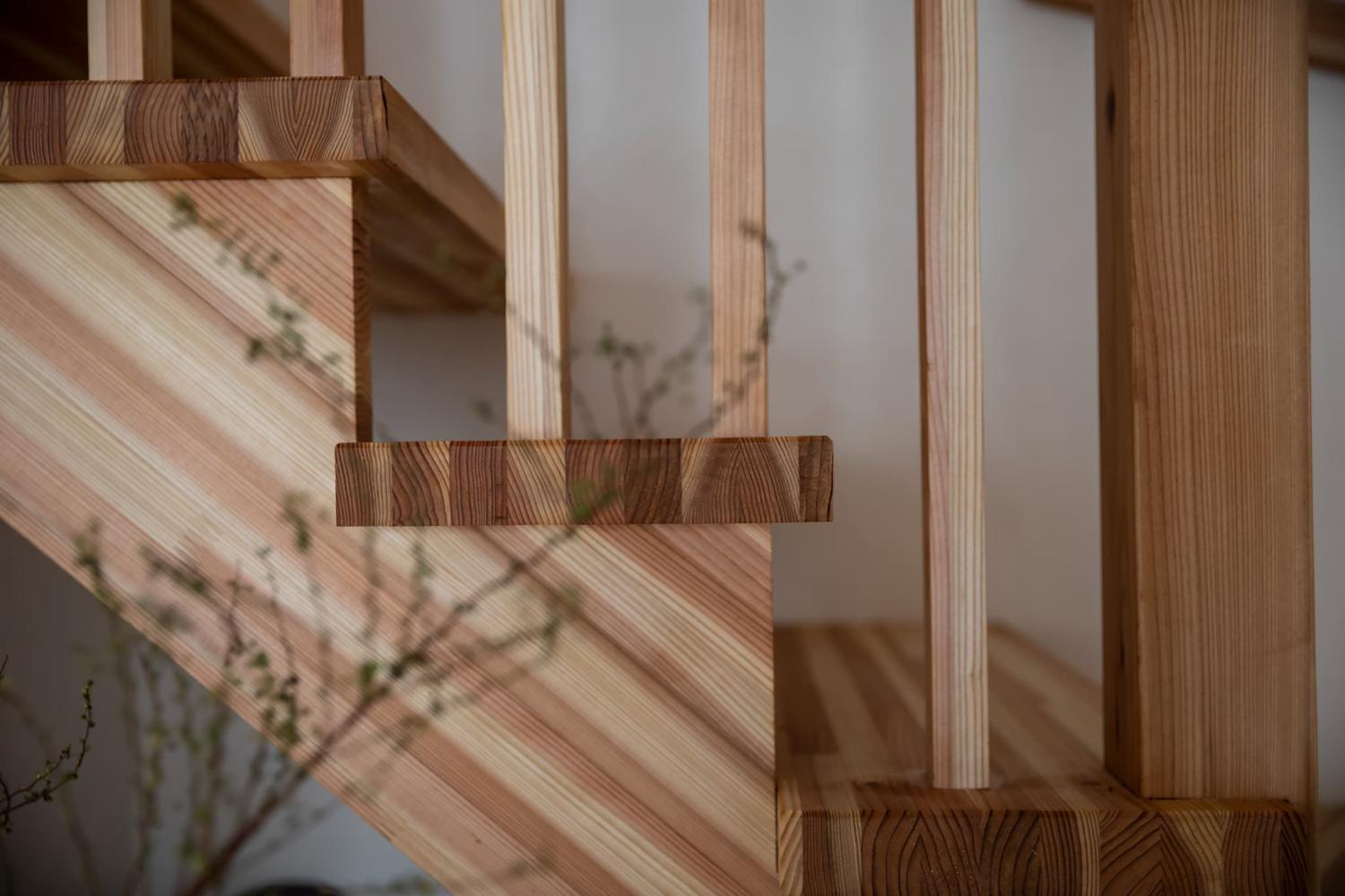 2階へ上がる階段にも無垢材を使用したお家