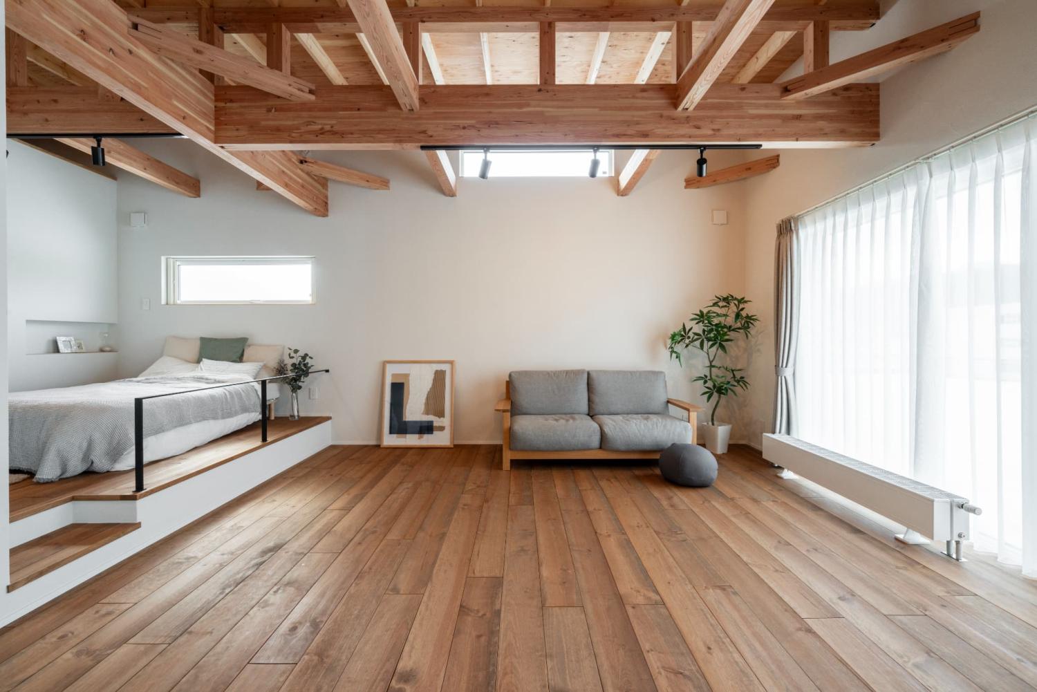 無垢フローリングが広がるナチュラルテイストのリビング